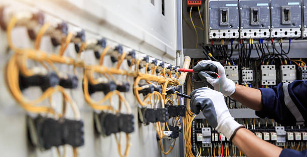 Professional Electrician technician working in Meadow Oaks, FL